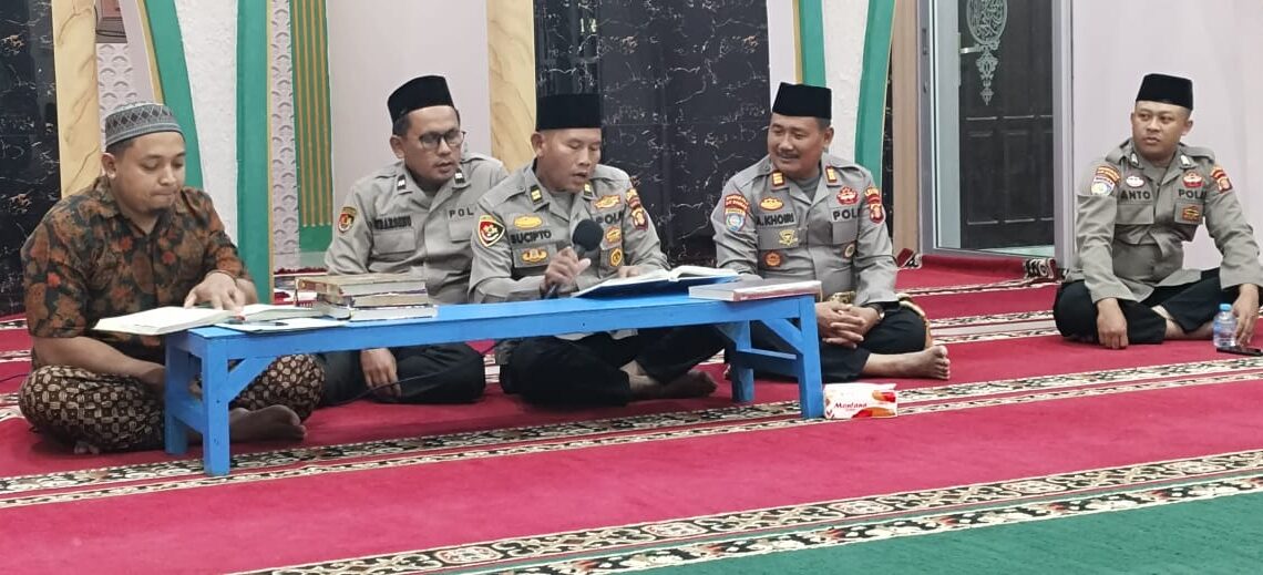 Polres Bontang Tarawih Keliling dan Tadarus di Mushola Al-Hilal