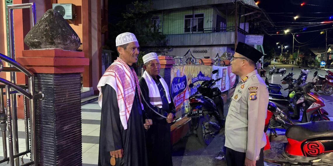 Ciptakan Rasa Aman : Polisi Lakukan Pengamanan Saat Subuh