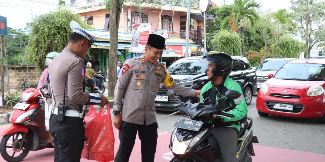 Berbagi kebahagiaan, Kapolres Bontang bagikan Takjil buka puasa kepada Masyarakat di Simpang 3 Yabis