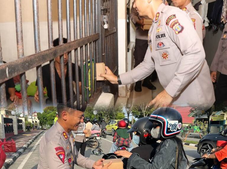 Polres Bontang Tebar Kebaikan di Ramadhan : Berbagi Takjil untuk Masyarakat Dan Warga Binaan di Rutan