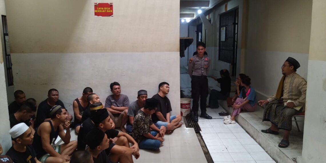 Jaga kondisi Warga Binaan, Sat Tahti Polres Bontang Gelar Kegiatan Olahraga dan Pembinaan Rohani di Rutan Polres Bontang