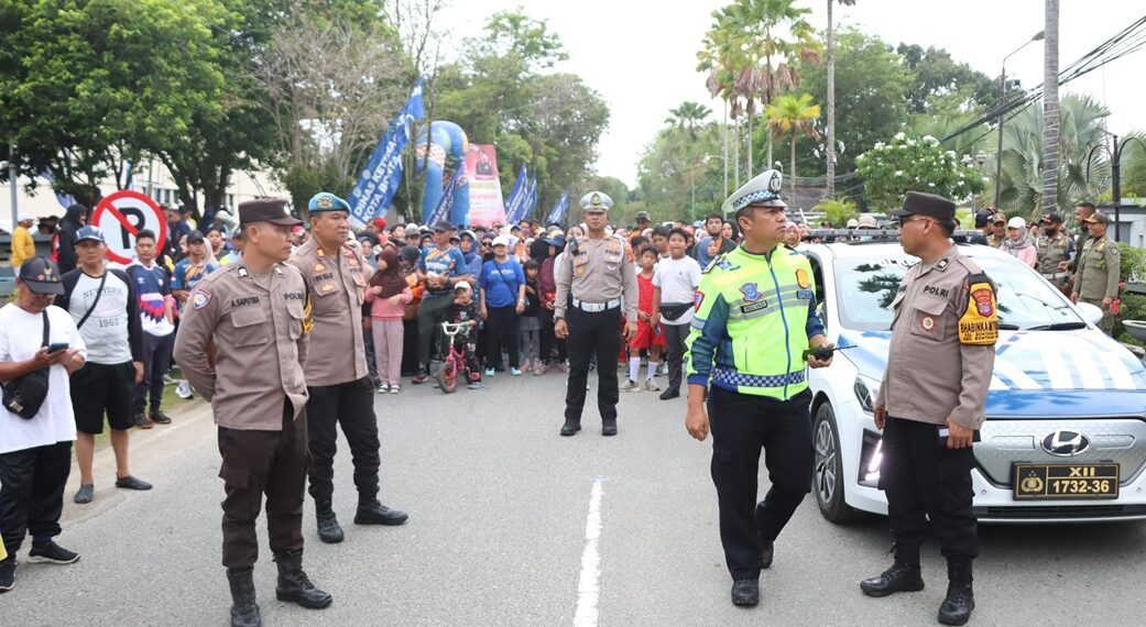 Warnai Hari Buruh Internasional : Polres Bontang amankan kegiatan Jalan Santai Bersama Buruh Dan Masyarakat