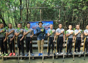 Taruna Bhayangkara Hijaukan Negeri Lewat Aksi Penanaman 100 Pohon Bakau di Jakarta Utara