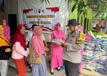 Polwan dan Bhayangkari Ditreskrimum Polda Kaltim Gelar Aksi Sosial “Berbagi untuk Sesama” di Balikpapan