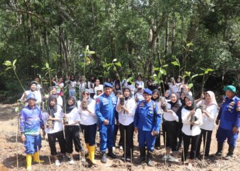 Ditpolairud Polda Kaltim Ajak Mahasiswa Universitas Mulia Balikpapan Peduli Ekosistem Mangrove