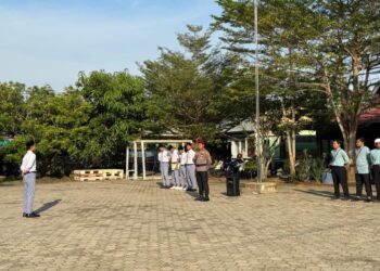 Kasat Tahti Polres Bontang pimpin Upacara Bendera di SMA dan SMP Hidayatullah Bontang