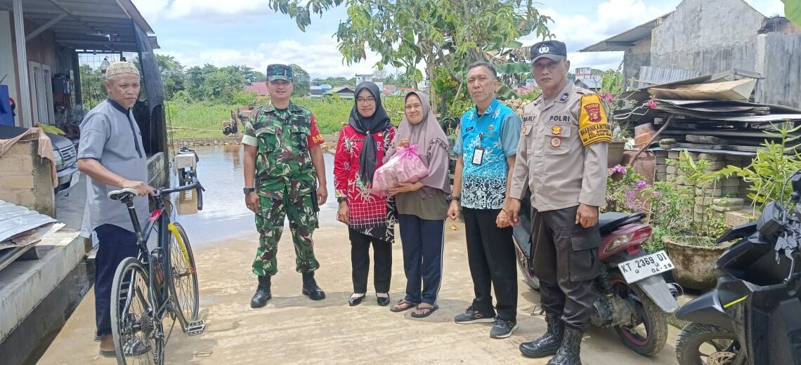 Bhabinkamtibmas Satimpo Laksanakan Pendampingan Pendataan Rumah Warga Terdampak Banjir