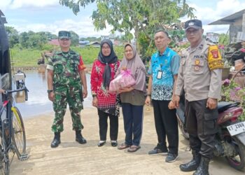 Bhabinkamtibmas Satimpo Laksanakan Pendampingan Pendataan Rumah Warga Terdampak Banjir