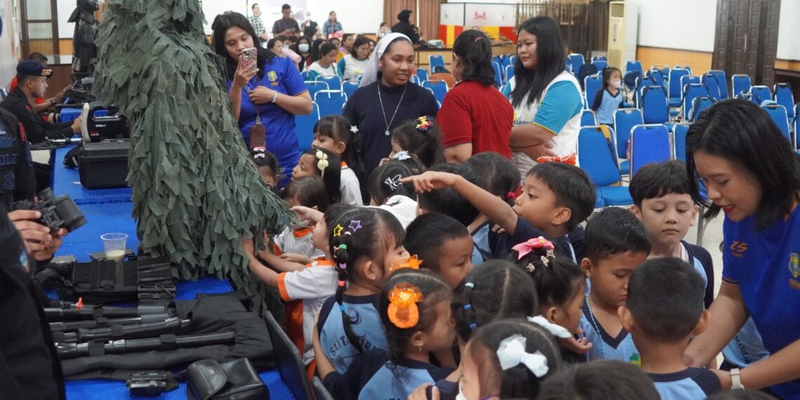 Polri Sahabat Anak, Sat Brimob Polda Kaltim Terima Kunjungan Murid TK Santa Miriam dengan Kenalkan Lebih Dekat Tugas Polisi Sejak Dini