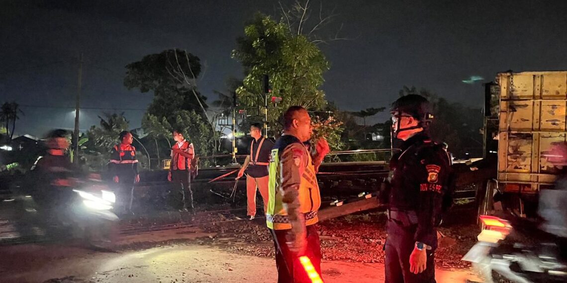 Brimob Amankan Lokasi Anjloknya Kereta Purwojaya di Bekasi