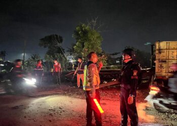 Brimob Amankan Lokasi Anjloknya Kereta Purwojaya di Bekasi