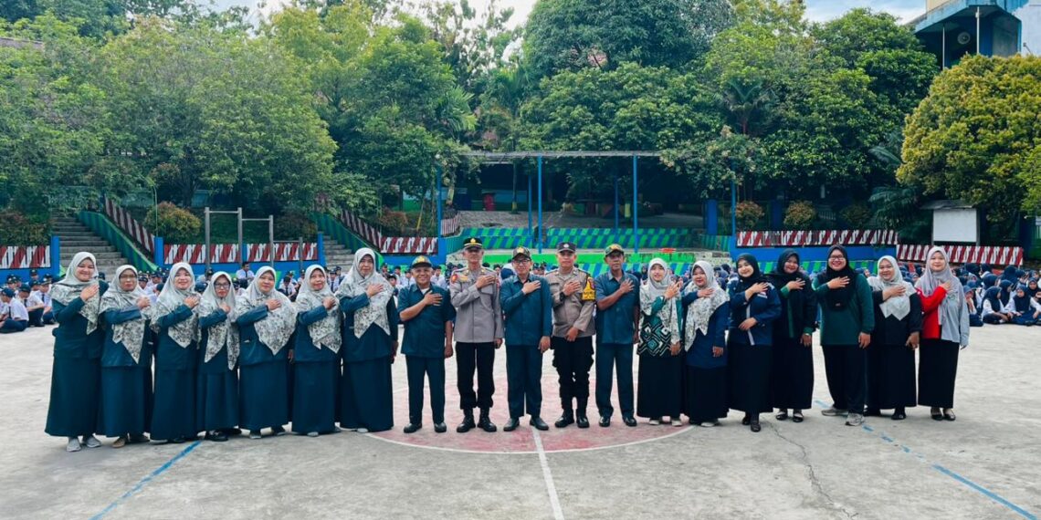 Kasikum Polres Bontang pimpin Upacara Bendera di SMP Bahrul Ulum Bontang sampaikan Amanat Kamtibmas