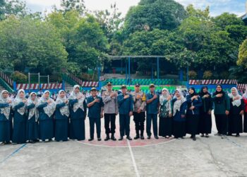 Kasikum Polres Bontang pimpin Upacara Bendera di SMP Bahrul Ulum Bontang sampaikan Amanat Kamtibmas