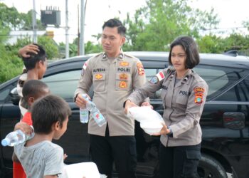 Satgas Ops Damai Cartenz Tanamkan Nilai Kepedulian Lewat Aksi Berbagi di Jalanan Timika