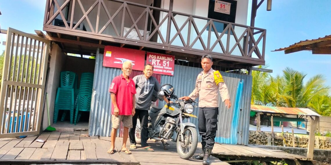 Bhabinkamtibmas Berebas Tengah Laksanakan Sosialisasi Harkamtibmas di Sat Kamling RT 51