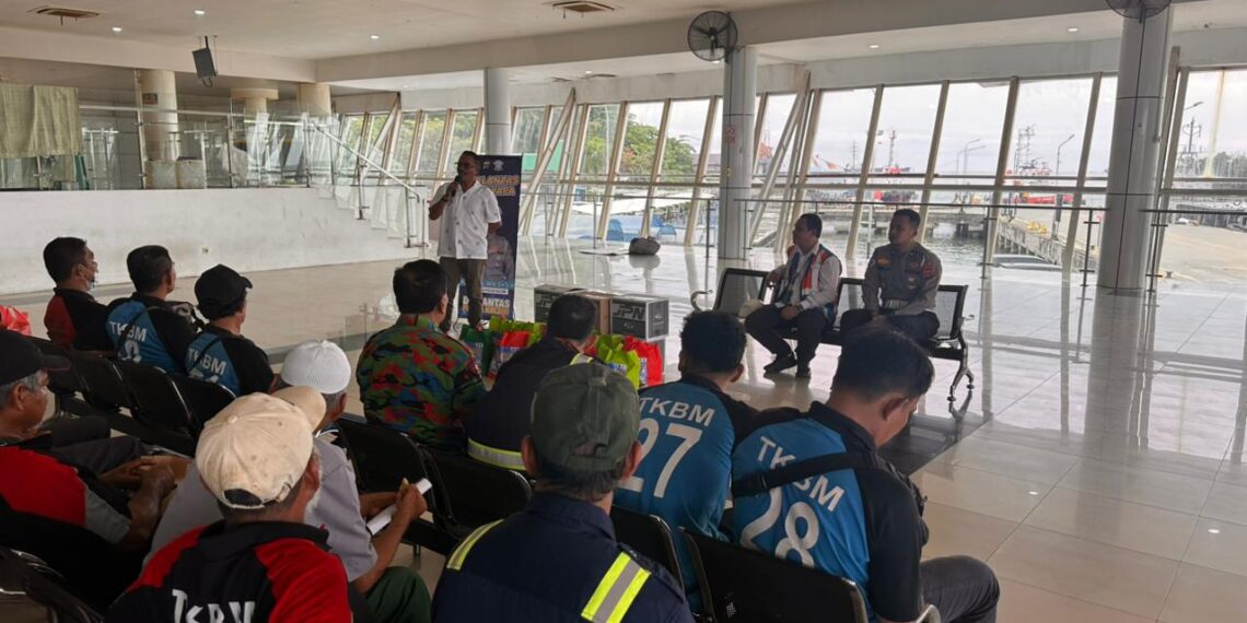 Polantas Polda Kaltim Gelar Program “Polantas Menyapa” Bersama Porter dan Buruh TKBM di Pelabuhan Semayang Balikpapan