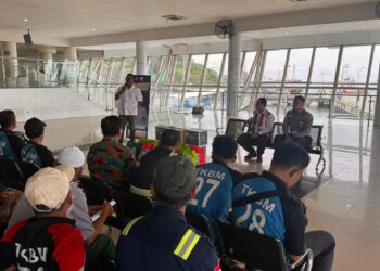Polantas Polda Kaltim Gelar Program “Polantas Menyapa” Bersama Porter dan Buruh TKBM di Pelabuhan Semayang Balikpapan