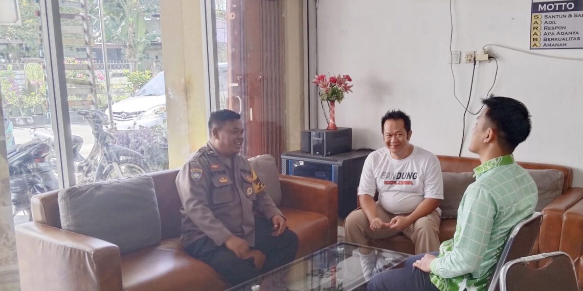 Bhabinkamtibmas Berbas Pantai Sambangi Warga RT 08 dan Sampaikan Himbauan Kamtibmas