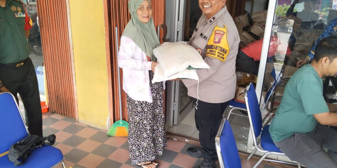 Bhabinkamtibmas Berbas Panta laksanakan pendampingan Pembagian Beras dan Minyak Makan Bulog untuk masyarakat binaan