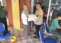 Bhabinkamtibmas Berbas Panta laksanakan pendampingan Pembagian Beras dan Minyak Makan Bulog untuk masyarakat binaan