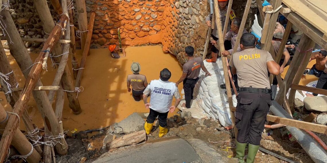 POLDA SUMUT BANGUN JEMBATAN DARURAT DI TAPTENG, PULIHKAN AKSES WARGA DAN JALINSUM