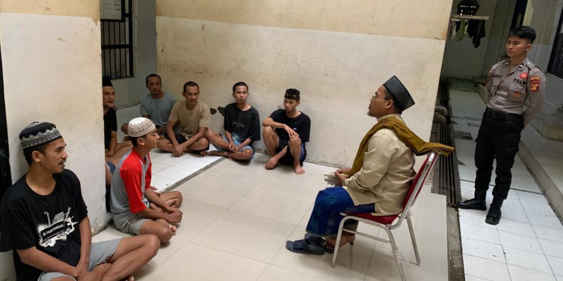 Binrohtal warga binaan Rutan Polres Bontang : memperkuat diri dengan akhlak mulia