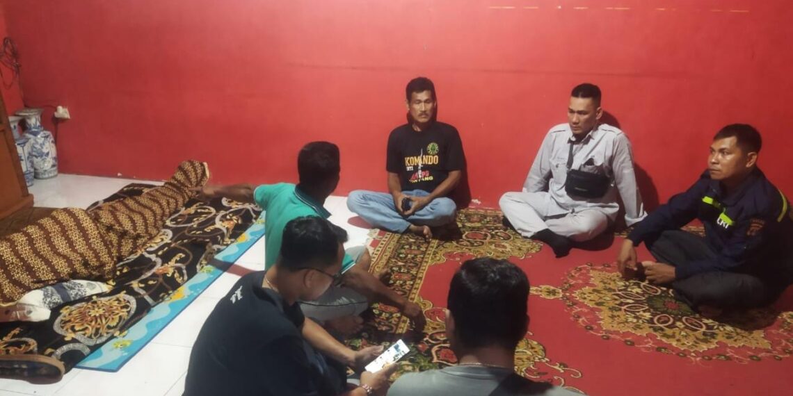 Seorang Pria Ditemukan Meninggal di Kamar Mandi, Bhabinkamtibmas Loktuan dan Warga Lakukan Penanganan Awal