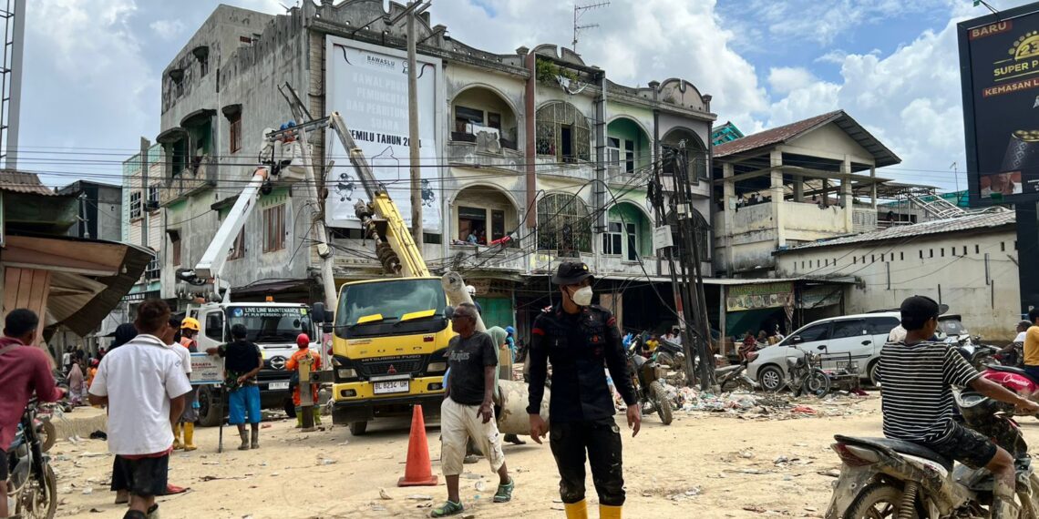 Personel Brimob Kawal Penormalan Listrik di Aceh Tamiang