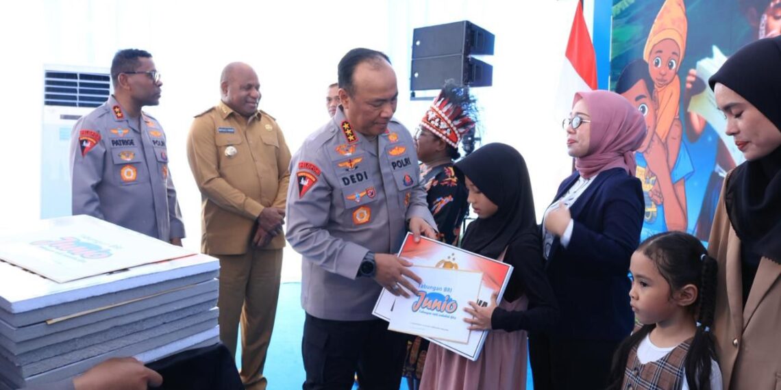 Polri Serahkan Bantuan Pendidikan bagi 10 Anak Korban KKB di Papua