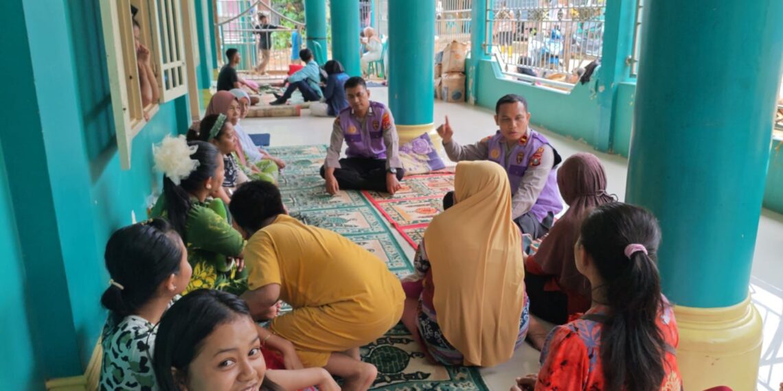 POLRES SIBOLGA SALURKAN BANTUAN DAN GELAR TRAUMA HEALING UNTUK KORBAN BANJIR DAN LONGSOR