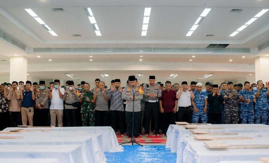 Kapolda Sumbar Pimpin Shalat Jenazah 24 Korban Banjir di Masjid Raya Al Minangkabawi