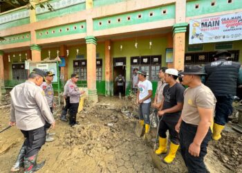 Kapolri Tinjau Pembersihan SD dan Masjid Terdampak Bencana di Aceh Tamiang
