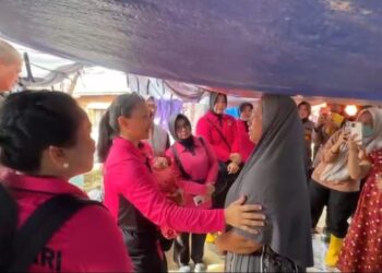 Ketum Bhayangkari Beri Bantuan di Pengungsian Aceh Tamiang, Hibur dan Kuatkan Korban