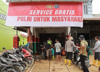 Bangkit Bersama Polri: Kapolres Tapteng Layani Service Motor Gratis untuk Warga Terdampak