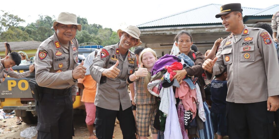 Polres Tapteng Bagikan Bantuan Pakaian untuk Korban Banjir