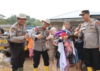Polres Tapteng Bagikan Bantuan Pakaian untuk Korban Banjir