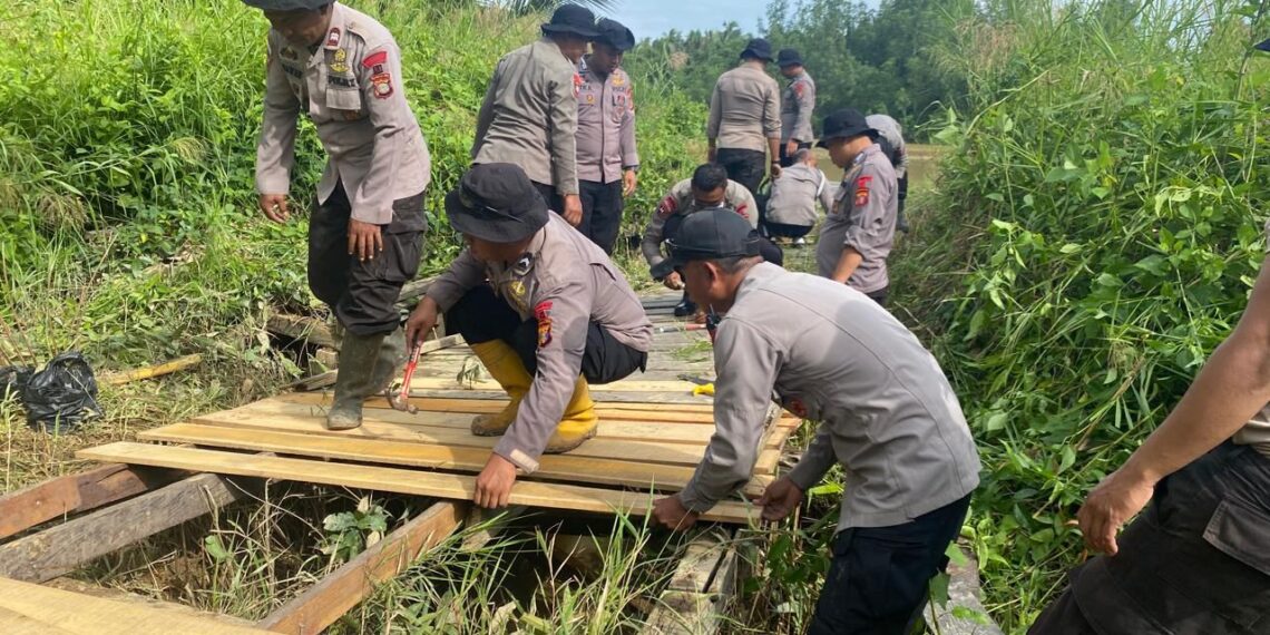 Kompi 2 Brimob Paser Perbaiki Jembatan Penghubung Dua Desa, Permudah Mobilitas Warga dan Pelajar