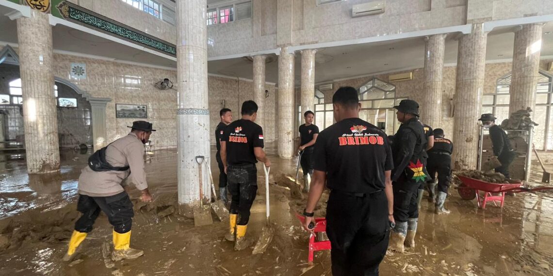 Usai Dibersihkan Personel Polri, Masjid Terdampak Bencana di Aceh Kini Bisa Dipakai Warga