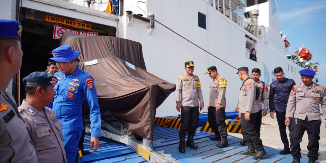 Kapal MV Egon Tiba di Pelabuhan Krueng Geukueh, Kapolres Lhokseumawe Terima Bantuan Polri