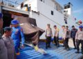 Kapal MV Egon Tiba di Pelabuhan Krueng Geukueh, Kapolres Lhokseumawe Terima Bantuan Polri