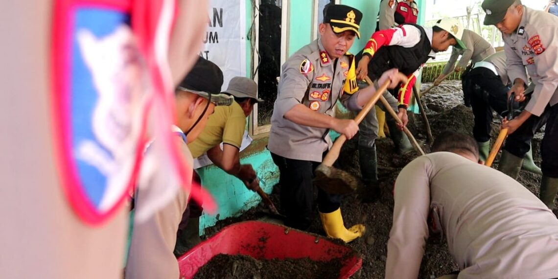 Polres Aceh Tengah Bersama Sat Brimob Polda Aceh dan GMNI Gotong Royong Pulihkan Fasilitas Layanan Kesehatan