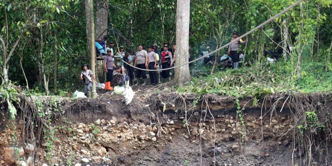 Polres Bener Meriah dan Brimob Pasang Tali Sling, Pulihkan Akses Warga Pasca Bencana di Bener Meriah dan Aceh Tengah