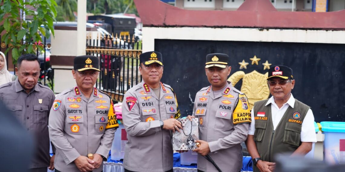 Wakapolri Tinjau Penyaluran Bantuan Polri untuk Warga Terdampak Bencana di Padang Pariaman