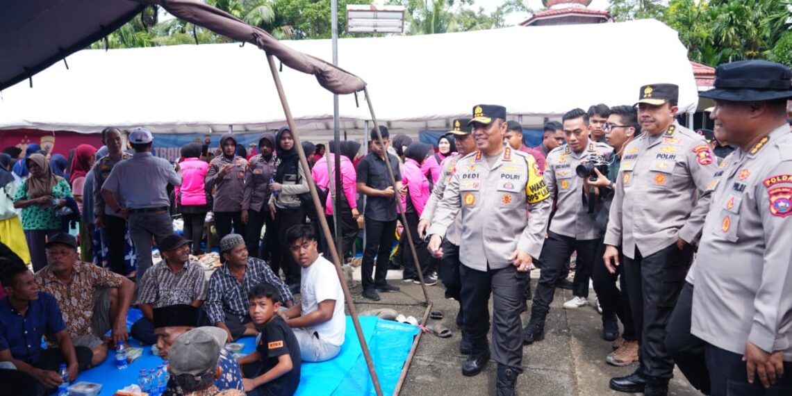 Wakapolri Tinjau Dapur Umum Bhayangkari dan Resmikan Sumur Bor di Huntara Asam Pulau