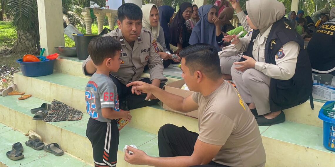 POLRI HADIR MELALUI DOKKES POLRES LANGKAT MELAKSANAKAN BAKTI KESEHATAN KEPADA KEPADA MASYARAKAT DESA HARAPAN MAKMUR