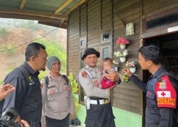 Respon Cepat Polres Aceh Tengah Tembus Wilayah Terisolir, Pastikan Kondisi Bayi Sehat dan Layani Kesehatan Warga