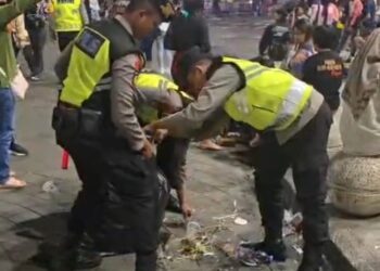 Aksi Humanis Polisi, Punguti Sampah Usai Perayaan Tahun Baru di Yogyakarta