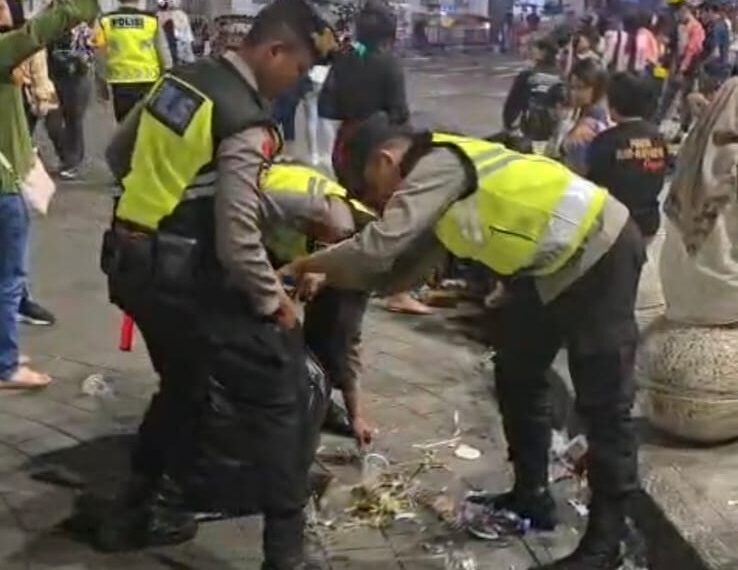 Aksi Humanis Polisi, Punguti Sampah Usai Perayaan Tahun Baru di Yogyakarta