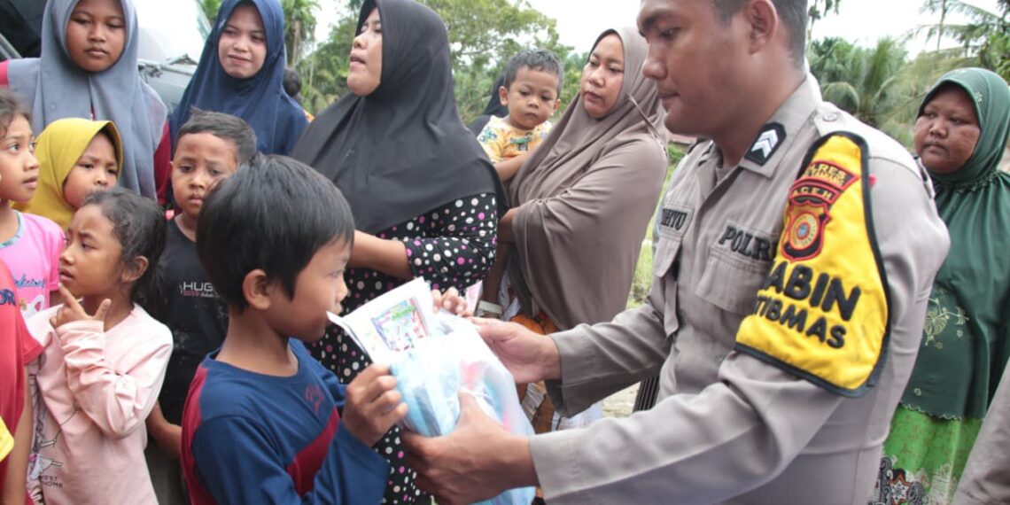 Bhakti Pendidikan Polri, Kapolda Aceh Kirim Bantuan Perlengkapan Sekolah untuk Anak-anak Desa Seumadam