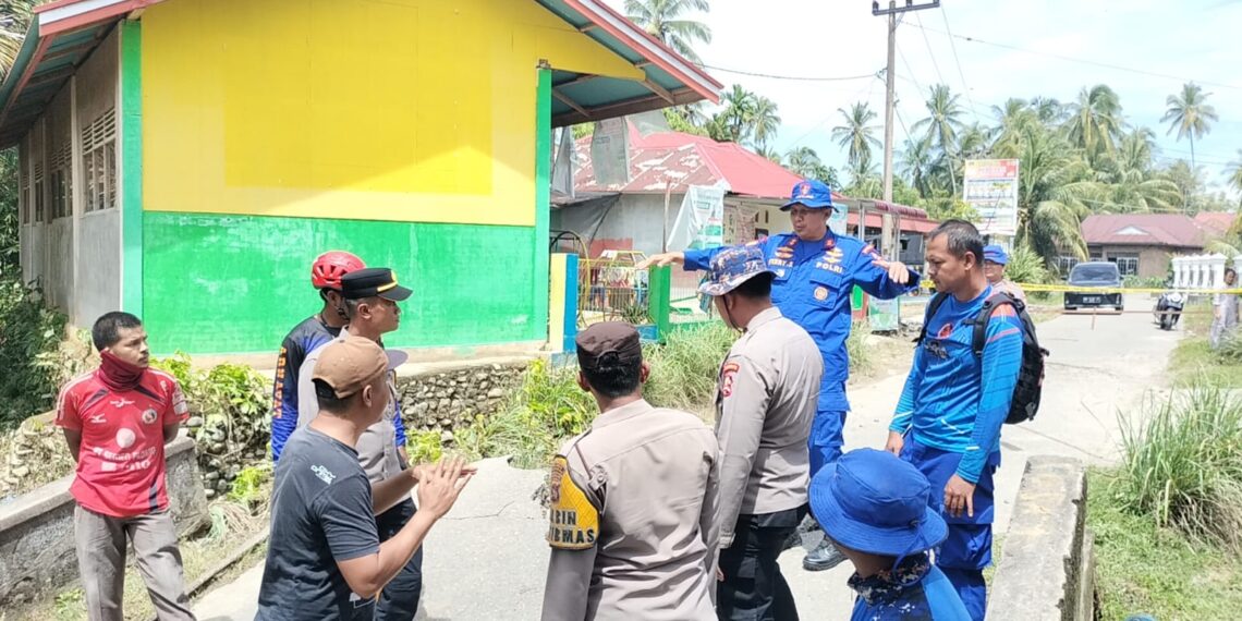 Tim SAR Korpolairud Bangun Jembatan Sementara di Korong Maranci, Padang Pariaman